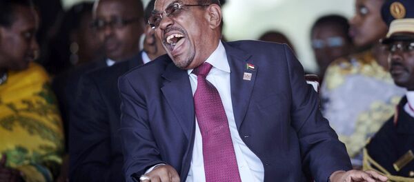 Le président soudanais Omar Hassan el-Béchir rit lors de la cérémonie d'investiture du président ougandais Yoweri Kaguta Museveni à Kampala, en Ouganda, le 12 mai 2016. - Sputnik Afrique