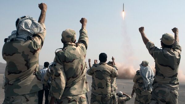 Des tirs de missiles lors de manœuvres des Gardiens de la révolution dans les régions centrales de l'Iran - Sputnik Afrique