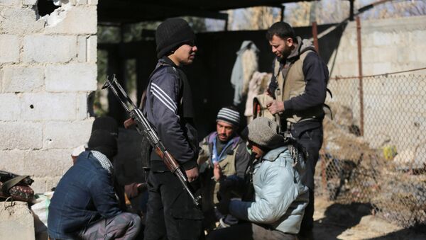 Fighters from the Jaish al-Islam (Islam Army), the foremost rebel group in Damascus province who fiercely oppose both the Syrian regime and the Islamic State group, gather inside a building on the frontline in the town of Bilaliyah, east of the capital Damascus, on February 4, 2017 - Sputnik Afrique