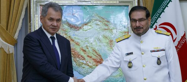 Russlands Verteidigungsminister Sergej Schojgu und der Vorsitzende des Nationalen Sicherheitsrates des Iran, Ali Schamchani - Sputnik Afrique