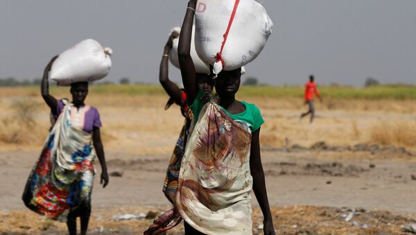 Women carry sacks of food in Nimini village, Unity State, northern South Sudan, February 8, 2017 - Sputnik Afrique