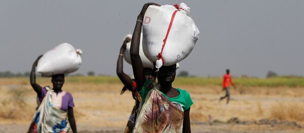 Women carry sacks of food in Nimini village, Unity State, northern South Sudan, February 8, 2017 - Sputnik Afrique