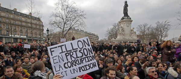 A man holds a placard reading Fillon Go To Jail, Corruption is a Poison as activists from left-wing parties and other groups attend a demonstration at the Place de la Republique against corruption in politics, amid a presidential campaign clouded by a fake jobs investigation and other legal scandals, in Paris, Sunday, Feb. 19, 2017. A man holds a placard reading Fillon Go To Jail, Corruption is a Poison as activists from left-wing parties and other groups attend a demonstration at the Place de la Republique against corruption in politics, amid a presidential campaign clouded by a fake jobs investigation and other legal scandals, in Paris, Sunday, Feb. 19, 2017. - Sputnik Afrique