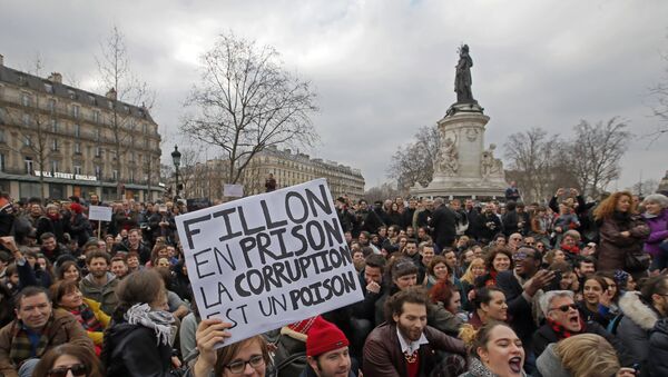 A man holds a placard reading Fillon Go To Jail, Corruption is a Poison as activists from left-wing parties and other groups attend a demonstration at the Place de la Republique against corruption in politics, amid a presidential campaign clouded by a fake jobs investigation and other legal scandals, in Paris, Sunday, Feb. 19, 2017. - Sputnik Afrique