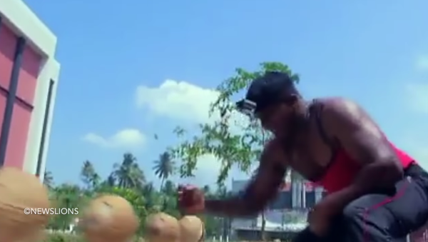 Cet Indien a explosé le record du monde de cassage de noix de coco à mains nues - Sputnik Afrique
