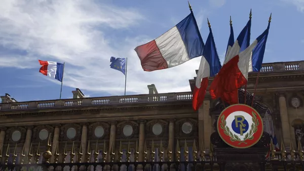 Picture shows French flags and the European flag hauled up, 13 July 2007 on the Foreign affairs minister building in Paris. - Sputnik Afrique
