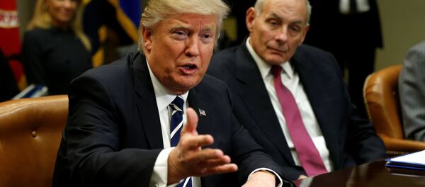 Le président US Donadl Trump et le secrétaire à la Sécurité intérieure John Kelly - Sputnik Afrique
