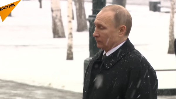 Vladimir Poutine dépose des fleurs sur la tombe du Soldat inconnu - Sputnik Afrique