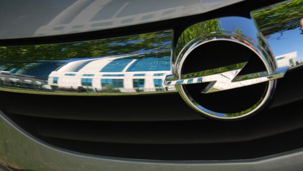 Логотип марки Opel на автомобиле, в котором отражается здание центрального офиса Сбербанка. - Sputnik Afrique