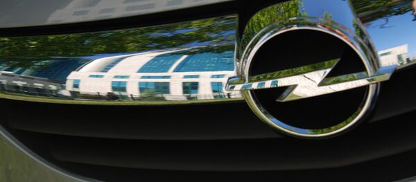 Логотип марки Opel на автомобиле, в котором отражается здание центрального офиса Сбербанка. Логотип марки Opel на автомобиле, в котором отражается здание центрального офиса Сбербанка. - Sputnik Afrique