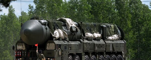 A Yars missile system en route to a field region at the final stage of the Strategic All-Around Competition, a field training contest in the Novosibirsk region - Sputnik Afrique