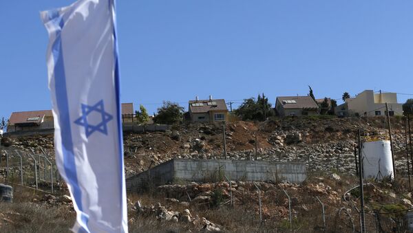 Le drapeau national israélien prés d'un site de construction de la colonie juive de Shilo dans les territoires palestiniens occupés - Sputnik Afrique