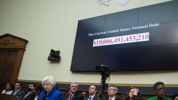 Un écran montre la dette nationale américaine avant que la présidente de la Réserve fédérale américaine Janet Yellen témoigne devant le Comité des services financiers de la Chambre à Washington, le 10 février 2016. - Sputnik Afrique