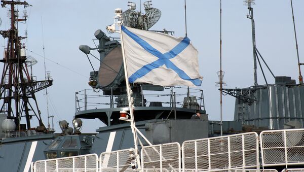Le drapeau de la marine russe sur l'un des bâtiments de la Flotte du Nord - Sputnik Afrique