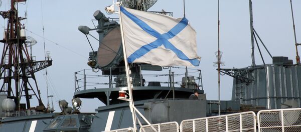 Le drapeau de la marine russe sur l'un des bâtiments de la Flotte du Nord - Sputnik Afrique
