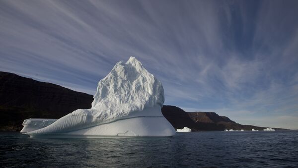 Iceberg flotte dans la mer près de Qeqertarsuaq, île de Disko, Groenland - Sputnik Afrique
