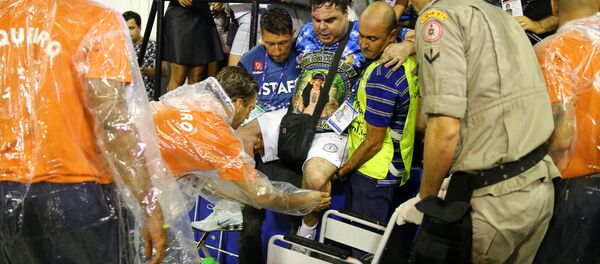 Um homem é socorrido após acidente durante o desfile de carnaval no Sambódromo, no Rio de Janeiro, Brasil, 26 de fevereiro de 2017. - Sputnik Afrique