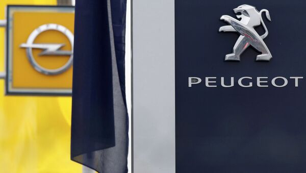 The logos of French car maker Peugeot and German car maker Opel are seen at a dealership in Villepinte, near Paris, France, February 20, 2017. - Sputnik Afrique