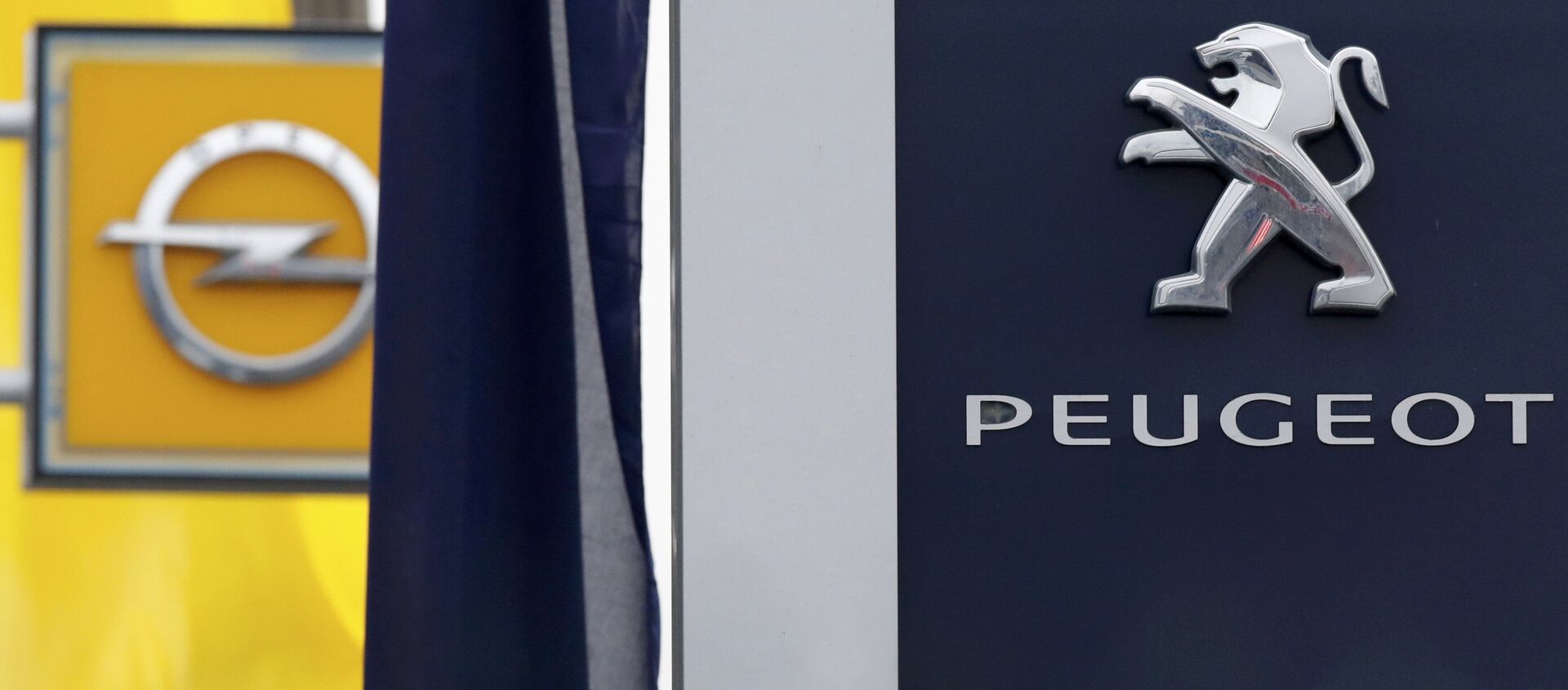 The logos of French car maker Peugeot and German car maker Opel are seen at a dealership in Villepinte, near Paris, France, February 20, 2017. - Sputnik Afrique, 1920, 31.10.2019