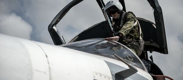Пилот российского фронтового бомбардировщика Су-24 готовится к вылету с авиабазы Хмеймим в сирийской провинции Латакия - Sputnik Afrique