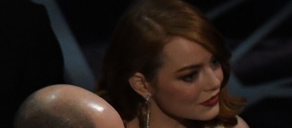 An Oscar show producer (3L) shows the winners card to the cast of La La Land after it mistakenly won the best picture instead of Moonlight at the 89th Oscars on February 26, 2017 in Hollywood, California. - Sputnik Afrique