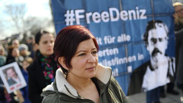 Ilkay Yucel (L), the sister of journalist Deniz Yucel detained in Turkey, takes part in a protest in support of her brother on February 25, 2017 in Floersheim near Frankfurt am Main, western Germany. - Sputnik Afrique