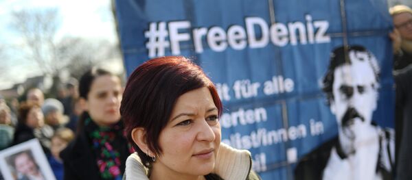 Ilkay Yucel (L), the sister of journalist Deniz Yucel detained in Turkey, takes part in a protest in support of her brother on February 25, 2017 in Floersheim near Frankfurt am Main, western Germany. - Sputnik Afrique