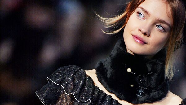Модель Наталья Водянова во время показа коллекции от Chanel в Париже - Sputnik Afrique