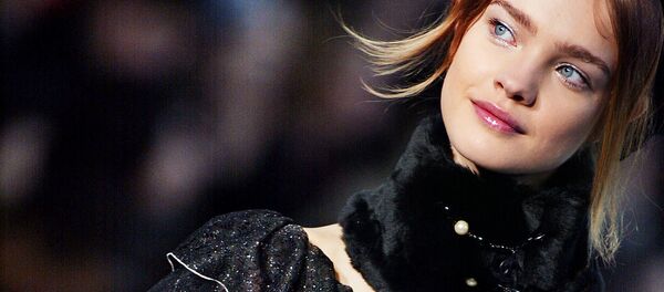 Модель Наталья Водянова во время показа коллекции от Chanel в Париже Модель Наталья Водянова во время показа коллекции от Chanel в Париже - Sputnik Afrique