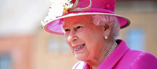 Queen Elizabeth II arrives at the Queen Elizabeth II delivery office in Windsor with Prince Philip, Duke of Edinburgh on April 20, 2016 in Windsor, Britain. - Sputnik Afrique