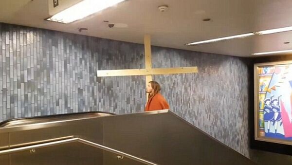 Jesus' gets his cross stuck in the Metro ceiling on his way to German carnival - Sputnik Afrique