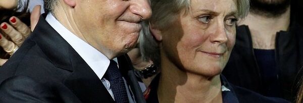 Francois Fillon, member of Les Republicains political party and 2017 presidential candidate of the French centre-right, and his wife Penelope attend a political rally in Paris, France, January 29, 2017. Picture taken January 29, 2017. - Sputnik Afrique