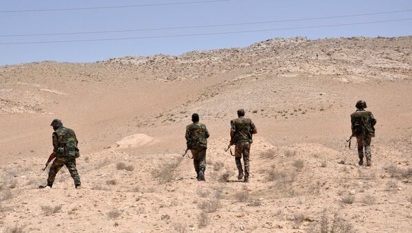 Syrian army soldiers get in position during clashes with Islamic State (IS) group jihadists in northeastern Palmyra on May 17, 2015. - Sputnik Afrique