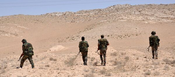 Syrian army soldiers get in position during clashes with Islamic State (IS) group jihadists in northeastern Palmyra on May 17, 2015. - Sputnik Afrique
