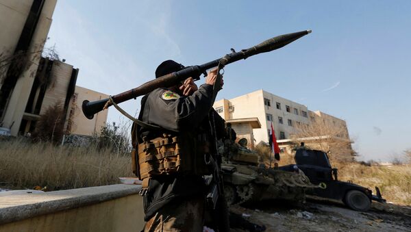 Un soldat irakien tire une roquette près de l'Université de Mossoul - Sputnik Afrique