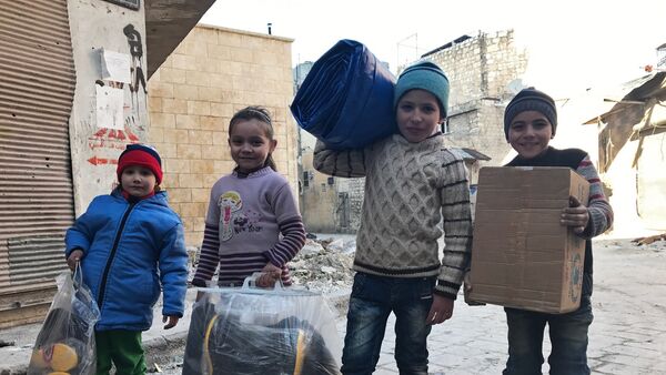 Vêtements, médicaments, bouteilles de l’eau… encore 6 t d’aide humanitaire russe en Syrie - Sputnik Afrique