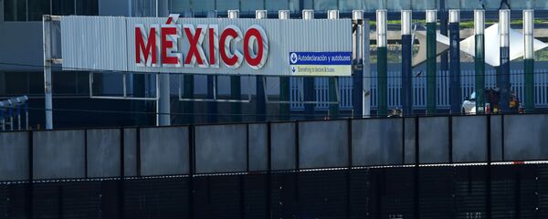 A la frontière entre les Etats-Unis et le Mexique - Sputnik Afrique