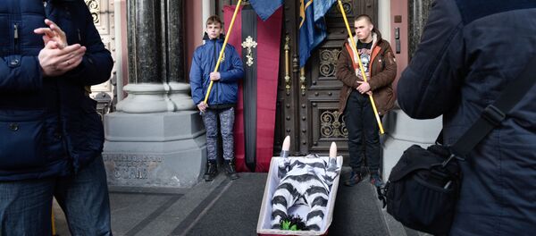 Акция националистов за закрытие филиалов российских банков в Киеве - Sputnik Afrique