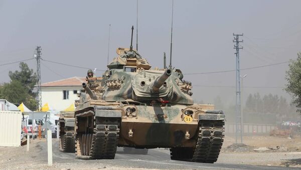 Fırat Kalkanı operasyonu kapsamında, Türkiye, bu sabah 8 tank ile 2 zırhlı personel taşıyıcı (ZPT) araç gönderdi. - Sputnik Afrique