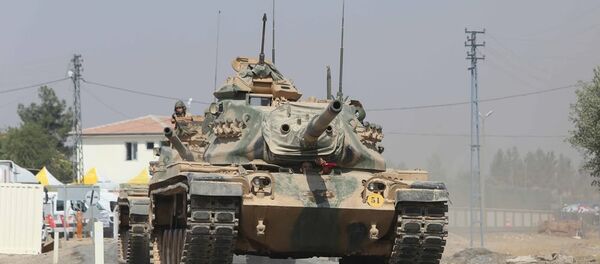 Fırat Kalkanı operasyonu kapsamında, Türkiye, bu sabah 8 tank ile 2 zırhlı personel taşıyıcı (ZPT) araç gönderdi. - Sputnik Afrique