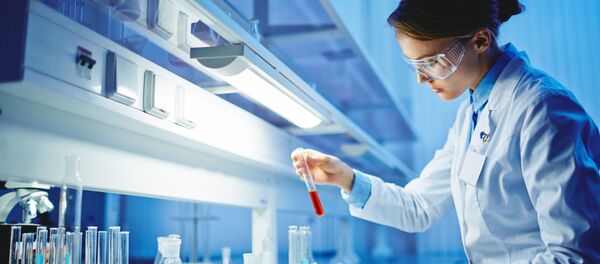 Женщина-ученый в лаборатории - Sputnik Afrique