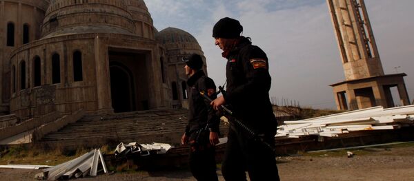 Iraqi Counter-Terrorism Service (CTS) members walk past a mosque during a battle with Islamic State militants in east of Mosul, Iraq - Sputnik Afrique