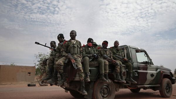 Солдаты правительственных войск Мали в освобожденном от боевиков-исламистов городе Кона - Sputnik Afrique