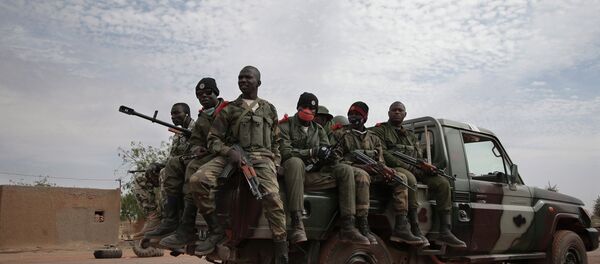Солдаты правительственных войск Мали в освобожденном от боевиков-исламистов городе Кона - Sputnik Afrique