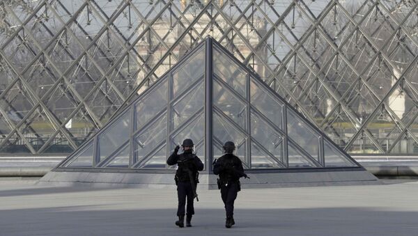 French police secure the site near the Louvre Pyramid in Paris, France, February 3, 2017 after a French soldier shot and wounded a man armed with a knife after he tried to enter the Louvre museum in central Paris carrying a suitcase, police sources said. - Sputnik Afrique