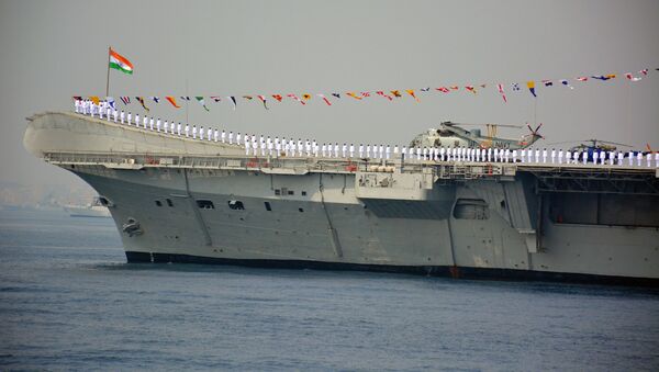 Indian Navy personnel stand on the INS Viraat, a centaur-class aircraft carrier (File) - Sputnik Afrique