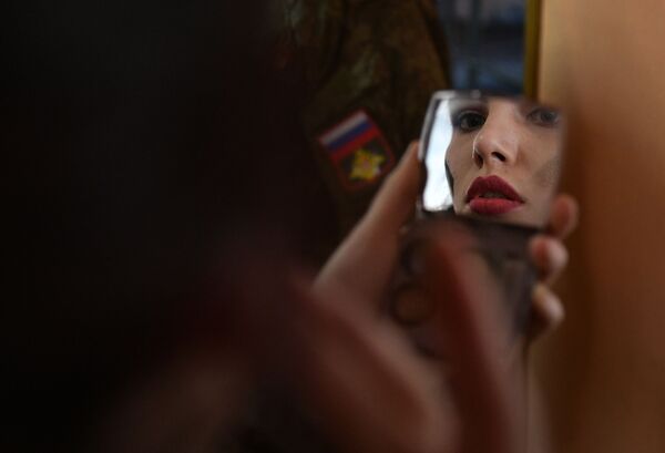 Belles et audacieuses: le concours de beauté «Maquillage sous camouflage» - Sputnik Afrique
