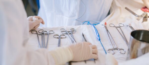 Surgeons during an operation on removing a malignant tumor - Sputnik Afrique