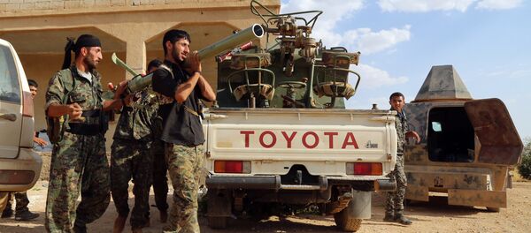 US-backed Kurdish and Arab fighters prepare a rocket-launcher as they advance into the Islamic State (IS) jihadist's group bastion of Manbij, in northern Syria (File) - Sputnik Afrique