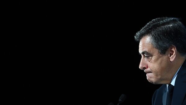 French presidential election candidate for the right-wing Les Republicains (LR) party Francois Fillon delivers a speech to present his programm during a campaign meeting in Aubervilliers, outside Paris, on March 4, 2017. - Sputnik Afrique